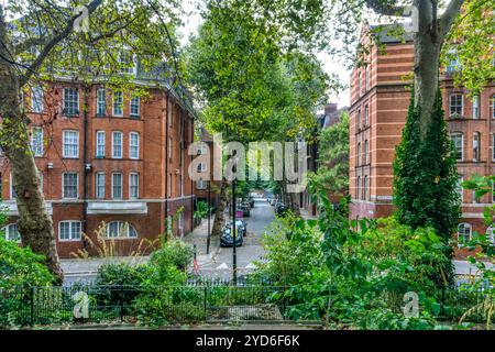 Boundary Estate, Tower Hamlets, London E2. Blick auf die Navarra Street vom Arnold Circus. Stockfoto