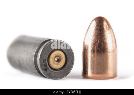 Abmontierte Kugellandschaft 9 mm auf weißem Hintergrund Nahaufnahme Stockfoto