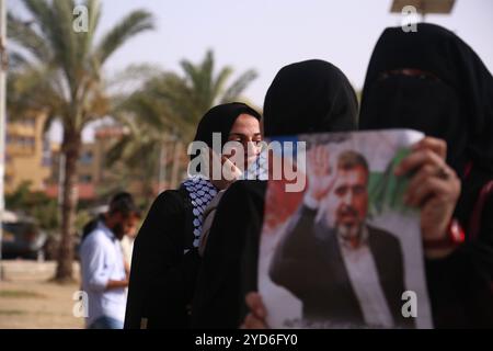 Gaza, Palästina. Juni 2020. Frauen trauern um den Tod des ehemaligen Führers des palästinensischen Islamischen Dschihad Ramadan Shalah während einer symbolischen Beerdigung von Shalah in Gaza-Stadt, die von der palästinensischen Organisation organisiert wurde. Ramadan Schalah, der von 1995 bis 2018 den islamischen Jihad in Palästina führte, wurde am Sonntag in Damaskus begraben, nachdem er am Samstag wegen einer langen Krankheit verstorben war. Der palästinensische Islamische Jihad wurde Ende der 70er Jahre im Gazastreifen gegründet, nachdem die israelische Besetzung des Gazastreifens und des Westjordanlands während des Krieges von 1967 stattgefunden hatte Stockfoto