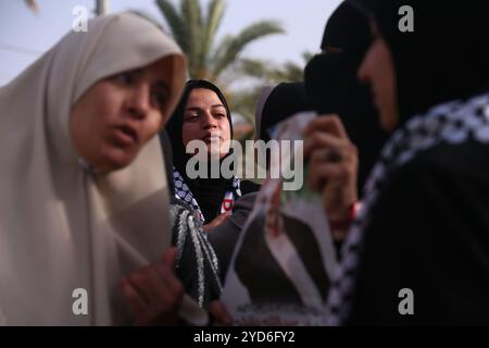 Gaza, Palästina. Juni 2020. Frauen trauern um den Tod des ehemaligen Führers des palästinensischen Islamischen Dschihad Ramadan Shalah während einer symbolischen Beerdigung von Shalah in Gaza-Stadt, die von der palästinensischen Organisation organisiert wurde. Ramadan Schalah, der von 1995 bis 2018 den islamischen Jihad in Palästina führte, wurde am Sonntag in Damaskus begraben, nachdem er am Samstag wegen einer langen Krankheit verstorben war. Der palästinensische Islamische Jihad wurde Ende der 70er Jahre im Gazastreifen gegründet, nachdem die israelische Besetzung des Gazastreifens und des Westjordanlands während des Krieges von 1967 stattgefunden hatte Stockfoto