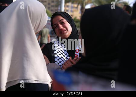 Gaza, Palästina. Juni 2020. Frauen trauern um den Tod des ehemaligen Führers des palästinensischen Islamischen Dschihad Ramadan Shalah während einer symbolischen Beerdigung von Shalah in Gaza-Stadt, die von der palästinensischen Organisation organisiert wurde. Ramadan Schalah, der von 1995 bis 2018 den islamischen Jihad in Palästina führte, wurde am Sonntag in Damaskus begraben, nachdem er am Samstag wegen einer langen Krankheit verstorben war. Der palästinensische Islamische Jihad wurde Ende der 70er Jahre im Gazastreifen gegründet, nachdem die israelische Besetzung des Gazastreifens und des Westjordanlands während des Krieges von 1967 stattgefunden hatte Stockfoto