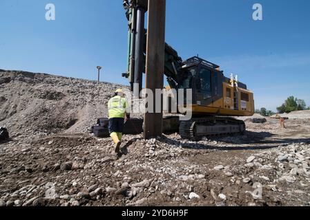 Bagger und Graben im Wasserbau Stockfoto