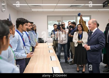 Neu Delhi, Indien. Oktober 2024. OLAF Scholz (SPD, M), Bundeskanzler, im Gespräch mit Auszubildenden im Airbus-Ausbildungszentrum. Der Bundeskanzler nimmt an der Eröffnung des neuen Hauptquartiers von Airbus India Teil. Quelle: Hannes P. Albert/dpa/Alamy Live News Stockfoto