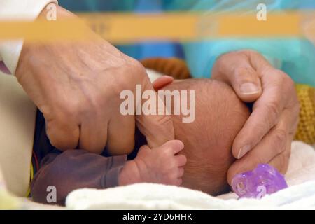 PRODUKTION - 22. August 2024, Sachsen-Anhalt, Halle (Saale): In der Entbindungsklinik des St. Elisabeth- und St. Barbara-Krankenhauses hält das wenige Stunden alte Baby am Finger seiner Mutter fest. Foto: Waltraud Grubitzsch/dpa Stockfoto