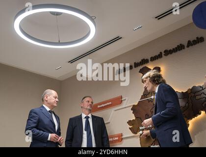 Neu Delhi, Indien. Oktober 2024. OLAF Scholz (SPD, l-r), Bundeskanzler Michael Schöllhorn, CEO von Airbus Defense and Space, und Remi Maillard, CEO von Airbus India, sprechen miteinander. Der Bundeskanzler nimmt an der Eröffnung des neuen Hauptquartiers von Airbus India Teil. Quelle: Hannes P. Albert/dpa/Alamy Live News Stockfoto