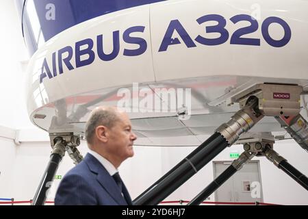 Neu Delhi, Indien. Oktober 2024. Bundeskanzler OLAF Scholz (SPD) besucht das Airbus-Ausbildungszentrum. Der Bundeskanzler nimmt an der Eröffnung des neuen Hauptquartiers von Airbus India Teil. Quelle: Hannes P. Albert/dpa/Alamy Live News Stockfoto