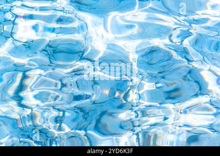 Unterwasser-Flachwellen, die hellblaues Wasser im Hintergrund des Meeres plätschern Stockfoto