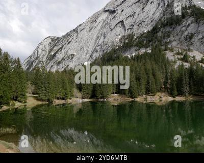 Massiv von Bargy und lac Benit bei Cluses in Haute Savoie, Alpensee und Wald in den französischen alpen Stockfoto