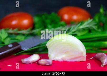 Klassische Kombination von Gemüse zum Kochen, Knoblauch, Zwiebeln, Tomaten, Petersilie, Schnittlauch und Rosmarin Stockfoto