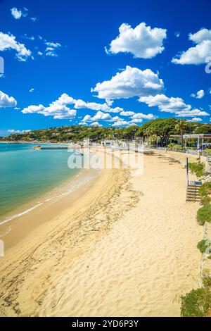 Türkisfarbener Sandstrand in der Nähe von Saint Tropez Blick, Südfrankreich Stockfoto