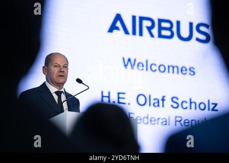 Neu Delhi, Indien. Oktober 2024. Bundeskanzler OLAF Scholz (SPD, l-r) spricht bei der Eröffnungsveranstaltung. Der Bundeskanzler nimmt an der Eröffnung des neuen Hauptquartiers von Airbus India Teil. Quelle: Hannes P. Albert/dpa/Alamy Live News Stockfoto