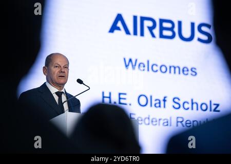 Neu Delhi, Indien. Oktober 2024. Bundeskanzler OLAF Scholz (SPD) spricht bei der Eröffnungsveranstaltung. Der Bundeskanzler nimmt an der Eröffnung des neuen Hauptquartiers von Airbus India Teil. Quelle: Hannes P. Albert/dpa/Alamy Live News Stockfoto