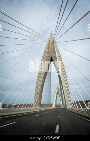 Die Mohammed VI Brücke, ein marokkanisches Kunstwerk, das es der Rabat Umgehungsautobahn ermöglicht, den Oued Bouregreg Truck auf der Autobahn nahe Rabat zu überqueren Stockfoto