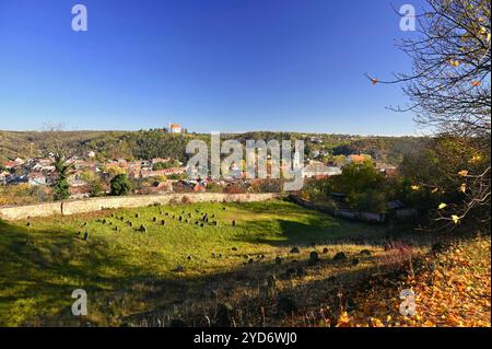 Dolní Kounice - Tschechische Republik. Wunderschöne Herbstlandschaft mit Wald, Himmel, Wolken und Sonne am Himmel. Natur im Herbst. Stockfoto