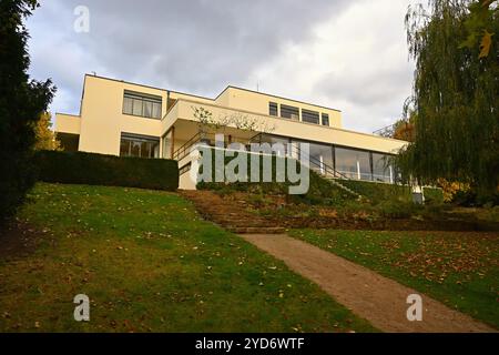 Villa Tugendhat Brünn - Tschechische Republik. Wunderschöne Herbstatmosphäre im Park der Villa. Moderne Architektur der funktionalis Stockfoto