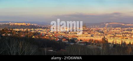 Stadt Brünn - Tschechische Republik - Europa. Die Skyline der Stadt bei Sonnenuntergang. Panoramafotos. Stockfoto