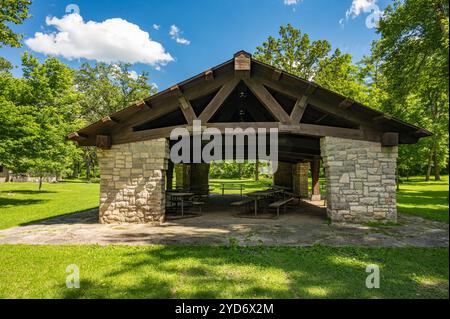 Picnic Shelter, erbaut von CCC, im Whitewater State Park im Südosten von Minnesota Stockfoto