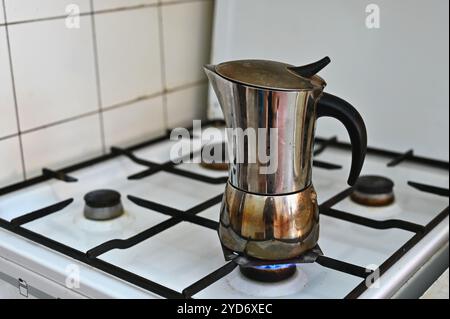 Gasherd zum Kochen in der Küche. Gaskrise in Europa - hohe Energiepreise und Stillstand der Gasversorgung. Russischer Krieg in der Ukraine. Stockfoto