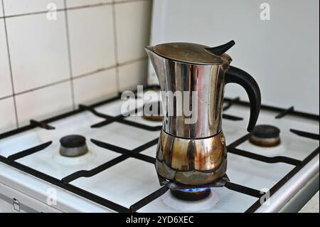 Gasherd zum Kochen in der Küche. Gaskrise in Europa - hohe Energiepreise und Unterbrechung der Gasversorgung. Russischer Krieg in Ukr Stockfoto
