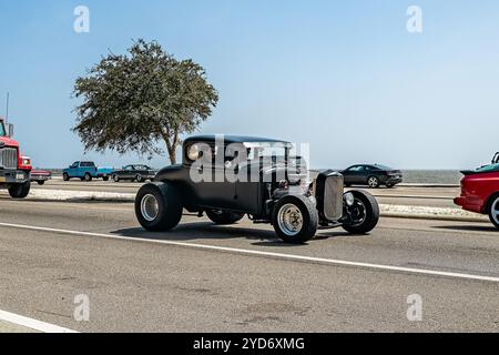 Gulfport, MS - 04. Oktober 2023: Weitwinkelansicht eines Ford 5-Fenster-Hot Rod Coupés von 1932 auf einer lokalen Autoshow. Stockfoto