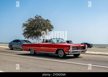 Gulfport, MS - 04. Oktober 2023: Weitwinkelansicht eines Pontiac Bonneville Cabriolets aus dem Jahr 1964 auf einer lokalen Autoshow. Stockfoto