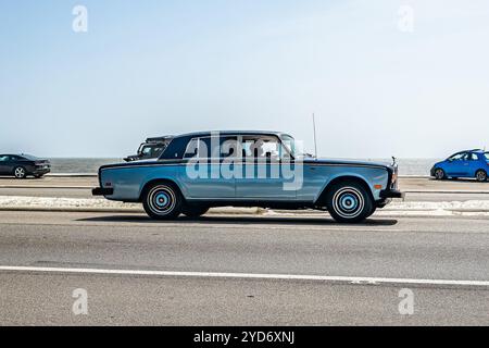 Gulfport, MS - 04. Oktober 2023: Weitwinkel-Seitenansicht einer Rolls-Royce Silver Shadow II Limousine aus dem Jahr 1980 auf einer lokalen Autoshow. Stockfoto