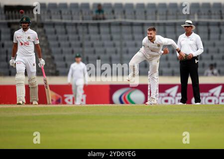 Skipper Aiden Markram (2. Rechts) Bowl während des ersten Testtages in Bangladesch und Südafrika im Sher-e-Bangla National Cricket Stadium in Mirpur, Stockfoto