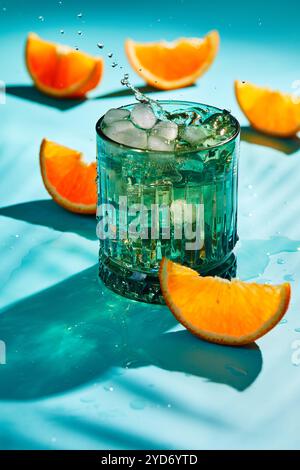 Sommergetränk mit Eis und Orangen, Limonade, alkoholischen oder alkoholfreien Cocktails. In ein Glas spritzen Stockfoto