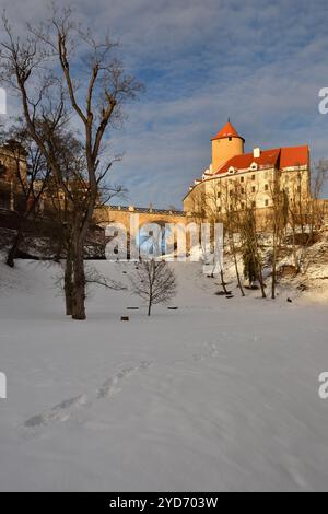 Winterlandschaft mit einem schönen gotischen Schloss Veveri. Brünn - Tschechische Republik - Stadt Mitteleuropas. Stockfoto