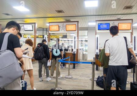 Touristen an Einwanderungsständen, Visa bei Ankunft voa am Ankunftsterminal CGK Soekarno-Hatta International Airport Jakarta Indonesien Stockfoto