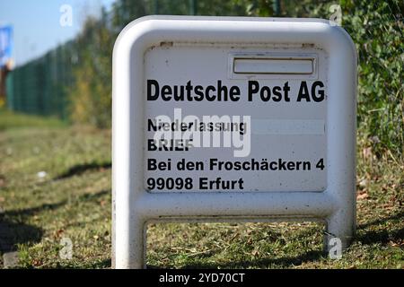 Erfurt Vieselbach, Deutschland. Oktober 2024. Die Deutsche Post AG steht auf einem Schild außerhalb des Briefzentrums der Niederlassung der Deutschen Post Erfurt im Güterdorf Erfurt-Vieselbach (GVZ). Quelle: Martin Schutt/dpa/Alamy Live News Stockfoto