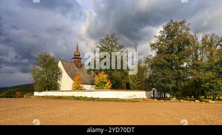 Die Kapelle der Mutter Gottes. Stadt Brünn, Tschechische Republik - Europa. Schönen Herbst Landschaft. Brno Dam und Sonnenuntergang an der goldenen Stunde. Herbst Meer Stockfoto