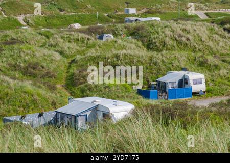 Eine ruhige Szene, in der eine Gruppe von Wohnmobil friedlich auf einem grasbewachsenen Hügel in Texel, Niederlande, parkt und sich harmonisch mit der natürlichen Schönheit verschmilzt Stockfoto