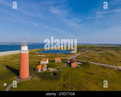 Der berühmte rote Leuchtturm von Texel Niederlande, aus der Vogelperspektive, zeigt einen majestätischen Leuchtturm in der Nähe der san Stockfoto