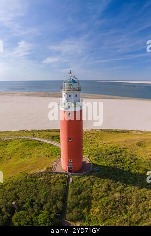 Der berühmte rote Leuchtturm von Texel Niederlande, Ein atemberaubender Blick aus der Luft auf einen einsamen Leuchtturm, der hoch auf dem Sandstrand steht Stockfoto
