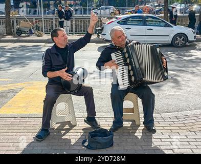 Street Serenade: Zwei Männer auf Darbuka und Hand Akkordeon an einem sonnigen Tag Stockfoto