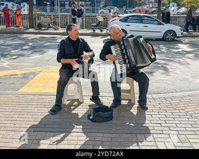 Street Serenade: Zwei Männer auf Darbuka und Hand Akkordeon an einem sonnigen Tag Stockfoto