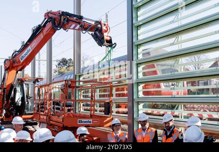 Hamburg, Deutschland. Oktober 2024. Die weltweit erste durchsichtige Bahnlärmdämmung wird auf der S4-Ausbaustrecke in Hamburg-Wandsbek installiert. Quelle: Markus Scholz/dpa/Alamy Live News Stockfoto