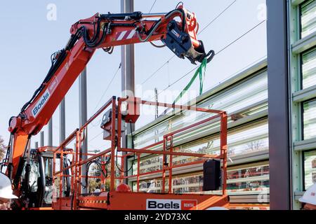 Hamburg, Deutschland. Oktober 2024. Die weltweit erste durchsichtige Bahnlärmdämmung wird auf der S4-Ausbaustrecke in Hamburg-Wandsbek installiert. Quelle: Markus Scholz/dpa/Alamy Live News Stockfoto