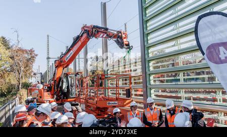 Hamburg, Deutschland. Oktober 2024. Die weltweit erste durchsichtige Bahnlärmdämmung wird auf der S4-Ausbaustrecke in Hamburg-Wandsbek installiert. Quelle: Markus Scholz/dpa/Alamy Live News Stockfoto