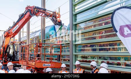 Hamburg, Deutschland. Oktober 2024. Die weltweit erste durchsichtige Bahnlärmdämmung wird auf der S4-Ausbaustrecke in Hamburg-Wandsbek installiert. Quelle: Markus Scholz/dpa/Alamy Live News Stockfoto