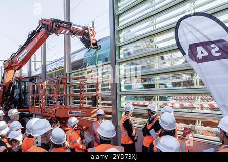 Hamburg, Deutschland. Oktober 2024. Die weltweit erste durchsichtige Bahnlärmdämmung wird auf der S4-Ausbaustrecke in Hamburg-Wandsbek installiert. Quelle: Markus Scholz/dpa/Alamy Live News Stockfoto
