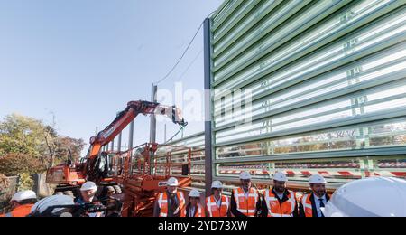 Hamburg, Deutschland. Oktober 2024. Die weltweit erste durchsichtige Bahnlärmdämmung wird auf der S4-Ausbaustrecke in Hamburg-Wandsbek installiert. Quelle: Markus Scholz/dpa/Alamy Live News Stockfoto