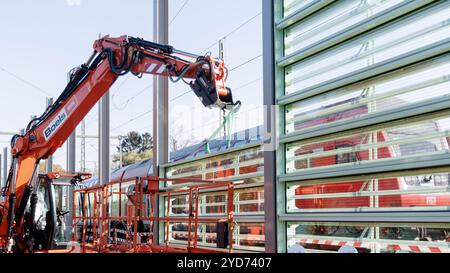 Hamburg, Deutschland. Oktober 2024. Die weltweit erste durchsichtige Bahnlärmdämmung wird auf der S4-Ausbaustrecke in Hamburg-Wandsbek installiert. Quelle: Markus Scholz/dpa/Alamy Live News Stockfoto