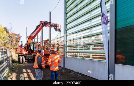 Hamburg, Deutschland. Oktober 2024. Die weltweit erste durchsichtige Bahnlärmdämmung wird auf der S4-Ausbaustrecke in Hamburg-Wandsbek installiert. Quelle: Markus Scholz/dpa/Alamy Live News Stockfoto