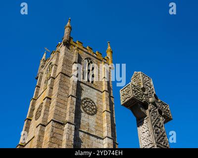 Celtic Cross und St. Ia's Parish Church, St Ives, Cornwall, England, Vereinigtes Königreich, GB Stockfoto