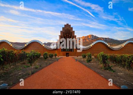 Die herrliche moderne Architektur von Bodegas Ysios. Helle, flammende Farben des Sonnenuntergangs. Reise in den warmen spanischen Herbst Stockfoto