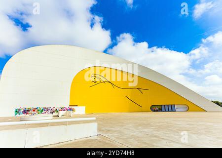 Das kulturelle Zentrum des berühmten Architekten Oscar Niemeyer. Die Stadt Avilas in Asturien. Nördlich von Spanien. Der Komplex besteht aus mehreren futuristischen Elementen Stockfoto