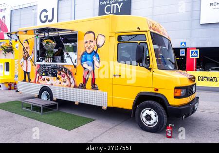 Food Truck, mobiles Getränk und Snack-Van in einer Stadtstraße im Sommer Stockfoto