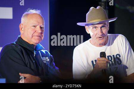 North Carolina. US, 24.10.2024, Musiklegende James Taylor setzt sich für Gouverneur Tim Walz in Taylors Heimatstaat North Carolina ein. Darwin Brandis/Alamy Live News Stockfoto